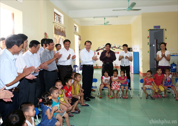 Phó Thủ tướng tới thăm trường mẫu giáo đạt chuẩn quốc gia của xã Đồng Gia, huyện Kim Thành, tỉnh Hải Dương. Ảnh: VGP/Thành Chung