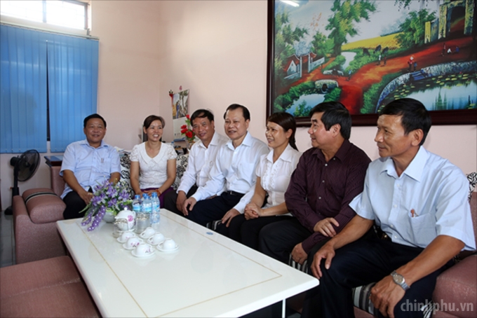 Phó Thủ tướng chụp ảnh kỷ niệm với các cô giáo của Trường mầm non Đồng Gia. Ảnh: VGP/Thành Chung