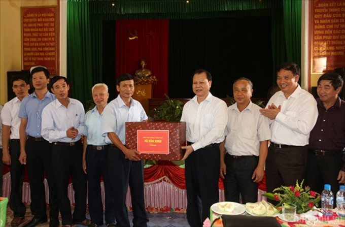 Phó Thủ tướng tặng quà cho xã Đồng Gia, dự kiến tới cuối năm nay sẽ hoàn thành 19 tiêu chí xây dựng nông thôn mới. Ảnh: VGP/Thành Chung